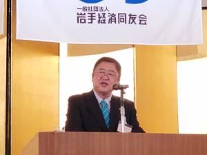 一般社団法人岩手経済同友会の幕の下の演台に立ち、話をしている市長の写真