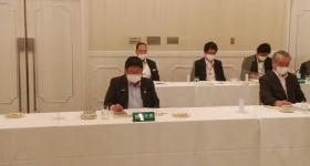 白いテーブルクロスが敷かれた長机の席に着く市長と関係者の方々の写真