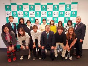 市長が青山学院大の吉岡康子准教授、秋元みどり助手と学生の皆さんと集合して撮影した写真