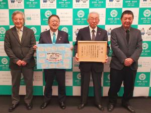 市長が児童からの寄せ書き、閉伊川漁業協同組合の袰野正一代表理事組合長が賞状をそれぞれ持って、他の関係者2人を含めて並んで撮影した写真