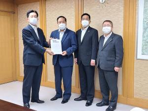 要望書を一緒に持つ関係者の男性2名、その右横に男性1名と市長が立って横一列に並んでいる写真