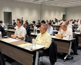 長机が並べられ数十名の全国の市長が各2名ずつ席についている全国市長会社会文教委員会の様子の写真