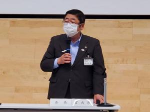 市長が会長・宮古市と書かれたネームプレートの自席で立ち、マイクを持ち話をしている写真