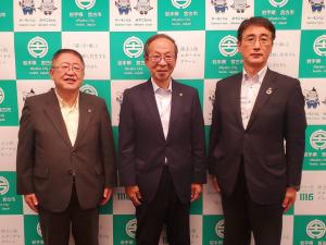 山本市長、市川熙市長、桐田副市長が並んでいる写真