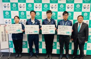 宮古市のバックパネルをバックに石川県能登町災害派遣職員4名の方たちがパネルを持ちながら市長と記念撮影をしている写真