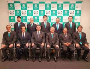 バックパネルの前で市長と沖縄県多良間村の関係者が後列に5名、前列に6名並んでいる写真