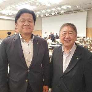 佐藤光樹塩竈市長と山本市長が並んで立つ記念写真
