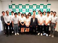 バックパネルの前で、市長と青山学院高等部の皆さんと関係者が横並びに並んでいる写真