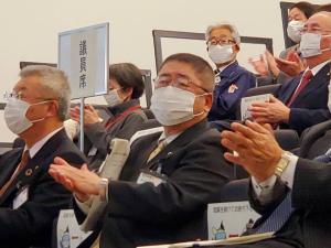 地域おこし協力隊からの発表が終わり自席で拍手を送っている市長の写真