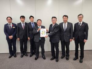 オフホワイト色の壁の前で、五十嵐俊一南三陸沿岸国道事務所長と市長が要望書を一緒に持ち、5名の関係者が横一列に並んでいる写真