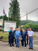 看板前で市長と関係者が、2列で並んでいる写真
