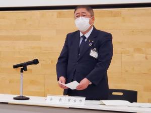 「会長 宮古市」と書かれた席札やマイクスタンドが設置された長机の席から立ち上がった市長が話をしている様子の写真