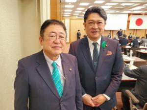 全国市長会理事会の会場で撮影された宮古市長と金沢市長の写真
