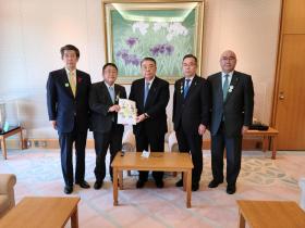 市長が大島理森衆議院議長に要望書を渡しているところに久慈市の遠藤市長、山田町の佐藤町長、大槌町の平野町長も並んで撮影した写真
