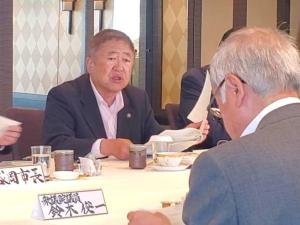 テーブルに向かい合うように座る市長や関係者の方々の写真