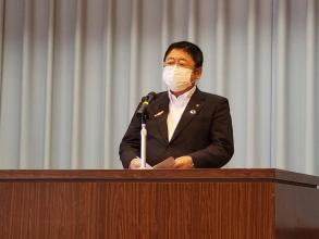 市長が演台で図書贈呈のお礼を述べている写真