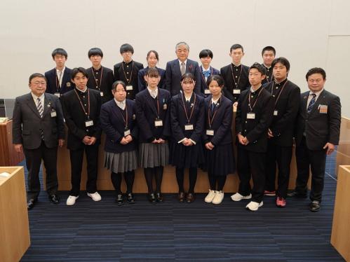 制服を着た14人の高校生とスーツを着た3人の男性の集合写真