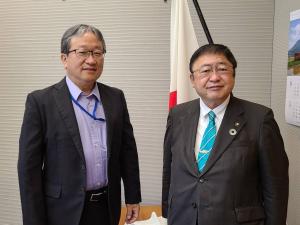 左側に森昌文内閣総理大臣補佐官、右側に山本市長が立って並んでいる写真