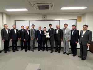 事務所内で市長と石井真吾所長で要望書を持ち、その両脇に関係者の方々が並んで撮影した写真