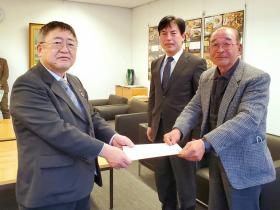 田代自治会協議会の2人のうちの1人より、市長が要望書を受け取る写真
