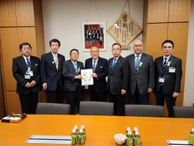 市長が鈴木俊一衆議院議員に要望書を渡しているところに同行した道路4団体の方々も並んで7人で撮影した写真