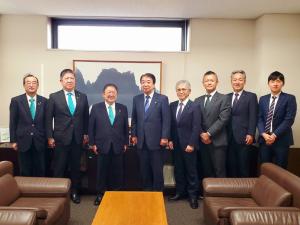 同じ水色のネクタイをした宮古市から市長を含め3名の関係者の方と東北経済連合会の関係者5名が1列に並んで記念撮影をしている写真