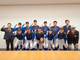 ユニフォーム姿の岩手東ボーイズの皆さんと関係者の方、計12人と市長が右手でガッツポーズをしている写真