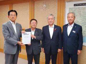 達増拓也岩手県知事と市長が提言書を持ち、その右側に関係者の男性が2人並んでいる写真