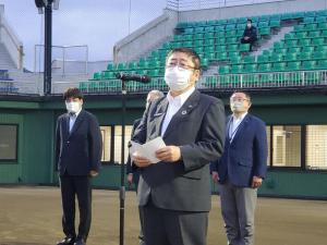開会式で市長が、マイクの前で式辞を述べている写真