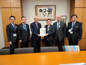 市長が井上義久衆議院議員に要望書を渡しているところに同行した道路4団体の方々も並んで6人で撮影した写真
