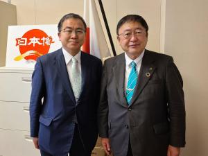 左側に杉浦久弘文化庁次長、右側に山本市長が立って並んでいる写真