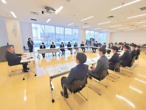 コの字型に並べられた机の周りに職員が座り、前方に市長が座って話している様子の写真
