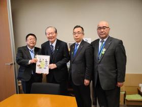 市長が佐藤信秋参議院議員に要望書を渡しているところに同行した道路4団体の方々も並んで4人で撮影した写真