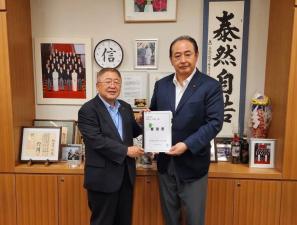 市長と御法川信英衆議院議員が要望書を持っている写真