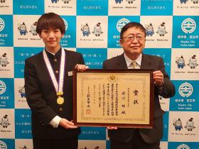 入賞してメダルを首からかけている前川郁さんと市長が賞状を持っている写真
