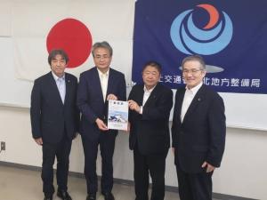 市長と小岩利弘所長で要望書を持ち、その両脇に男性が並んで撮影した写真