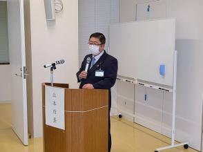 市長が演台で新採用職員に向けて、講話を行っている写真