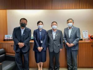 市長と関係者の女性1名、男性2名が横一列に並んで記念撮影をしている写真