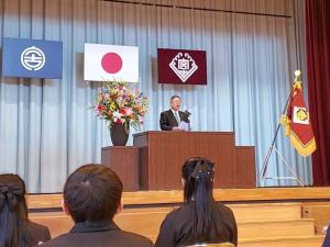 宮古小学校体育館の舞台で卒業式の挨拶をしている市長の写真