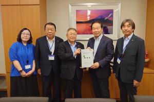 市長含む宮古市の関係者4名と額賀福志郎衆議院議員が横一列に並び、市長と額賀福志郎衆議院議員が要望書を持っている写真