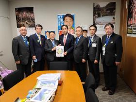市長が進藤金日子参議院議員に要望書を渡しているところに同行した道路4団体の方々も並んで7人で撮影した写真