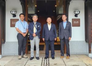 建物の入り口で、市長と男性3名が並んでいる写真