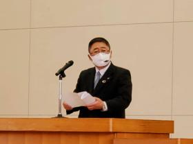 卒業式の演壇で市長が卒業生に向けて、祝辞を述べている写真