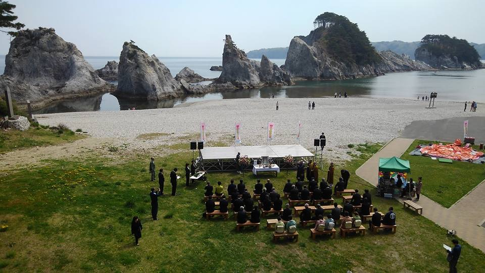浄土ヶ浜で椅子に座る関係者の方々を上空から写した写真