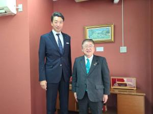市長と加藤海運株式会社の南克幸代表取締役社長が並んで撮影した写真