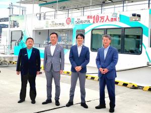 停泊している宮古うみねこ丸の前で、市長と男性3名が並んで撮影した写真