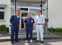 建物の入口前で市長と関係者が3名並んでいる写真