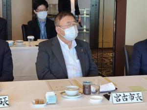 「宮古市長」と書かれたプレートが置かれた机の前に座る市長の写真