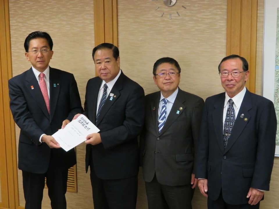 要望書を一緒に持つ2名の男性、市長、男性1名が横一列に並ぶ記念写真