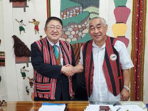 ラ・トリニダット市のサルダ市長と握手をしている山本市長の記念写真